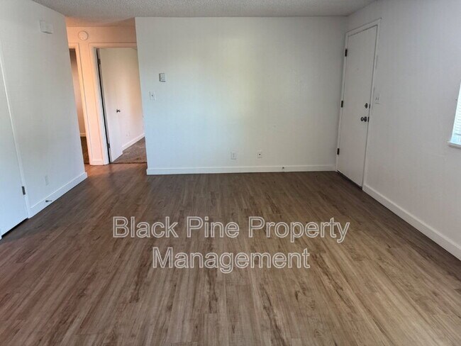 Building Photo - 137 Davis Ave