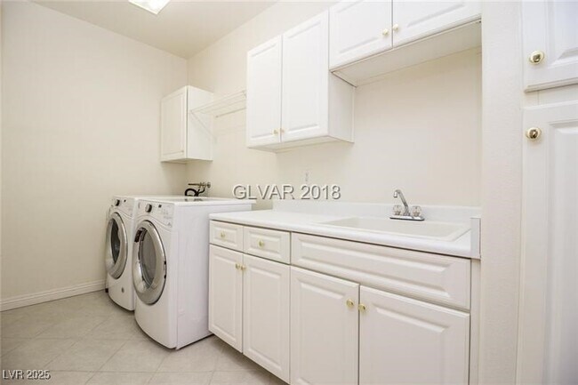 Building Photo - 2050 W Warm Springs Rd