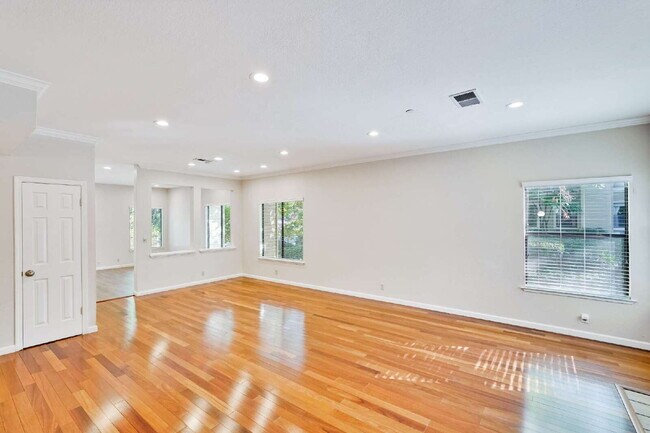 Building Photo - Large, Bright Sunnyvale Townhome near Border of Mountain View