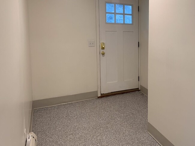 Building Photo - Spacious 3-Bedroom Apartment Near UVM with Private Entrance & Parking