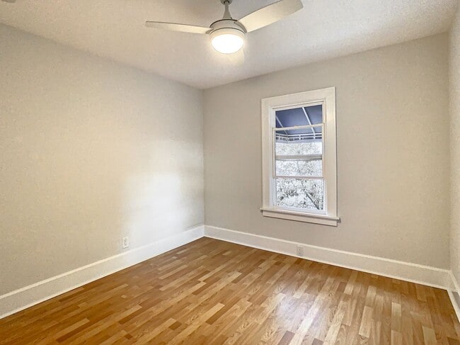 Building Photo - Charming two bedroom two bathroom cottage in North St. Petersburg Fully Updated.