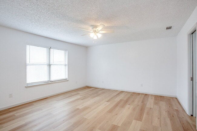 Building Photo - Fully updated 2 bedroom 2 bath 2 car garag...