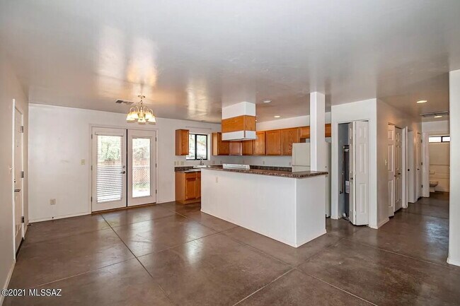 Building Photo - $1000 OFF Move in special!