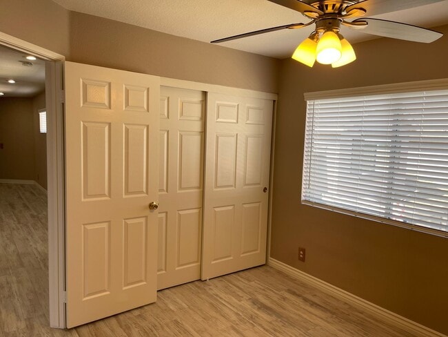 Building Photo - Spacious 4 Bedroom Townhouse Style Condo i...