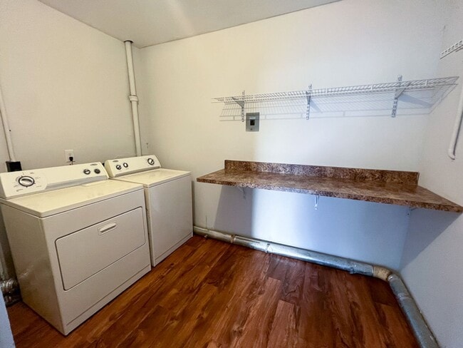 Building Photo - Pet Friendly 4BR/2BA Home Near UF Available for Fall 2026!