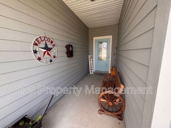 Building Photo - 248 Zancara St