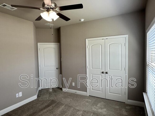 Building Photo - Ashwood Dr 7817