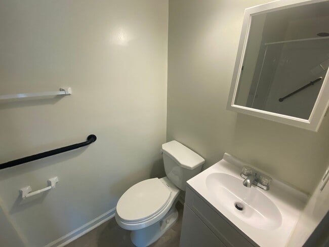 Building Photo - Great 2BR/1B Apartment in Historical House!