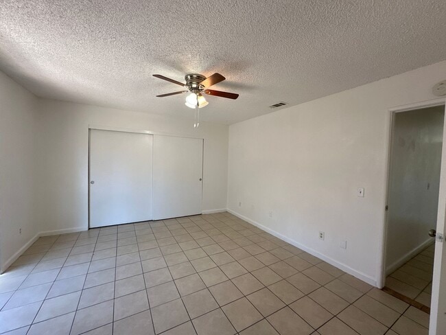 Building Photo - 3bd/2ba Duplex! - Hemet, CA