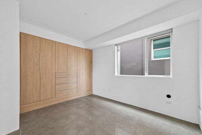 Building Photo - Discover this striking 3 bedroom apartment for rent in Venice, offering 4 bathrooms, contemporary...