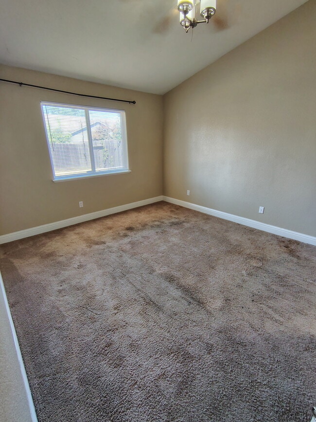 Building Photo - 4485 N Olive Ave