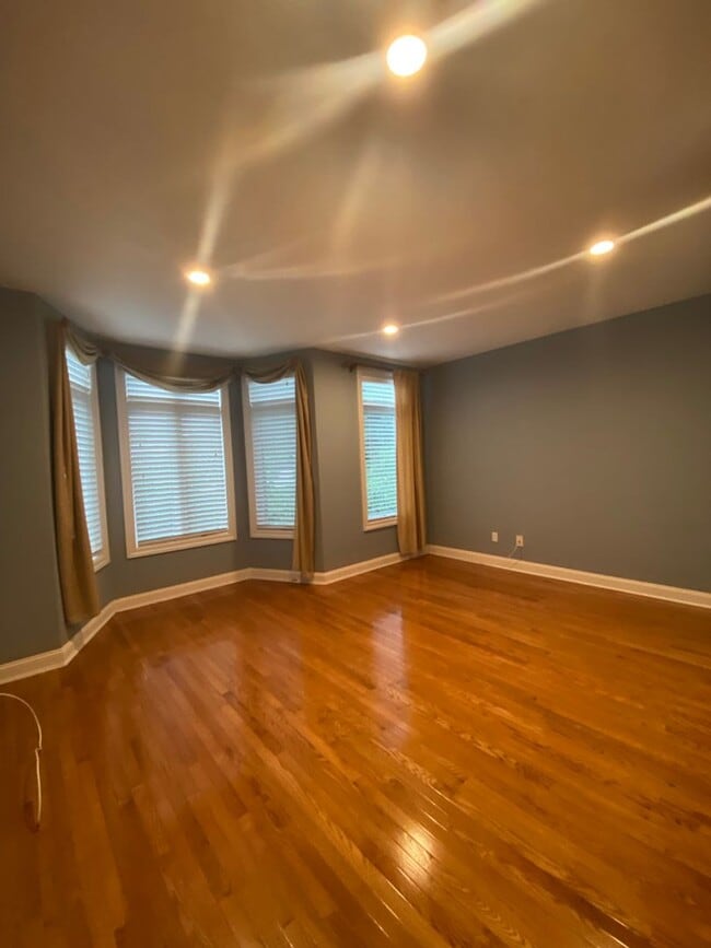 Building Photo - Spacious Townhouse Steps from Tarrytown Wa...