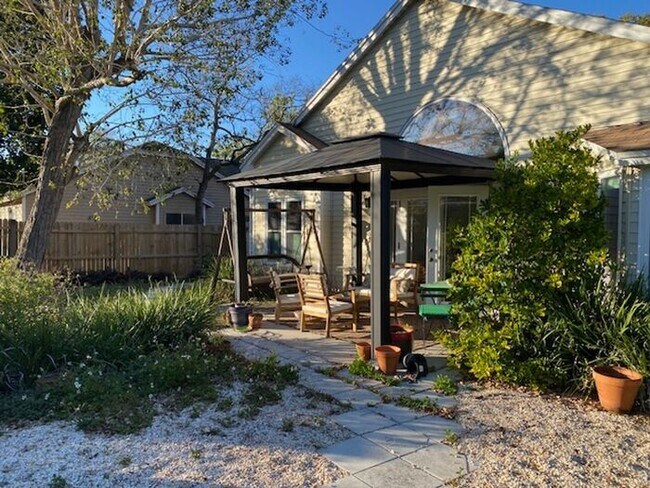 Building Photo - Florida living at its finest with the 2 bedrooms and 2 bathrooms plus a flex room home!