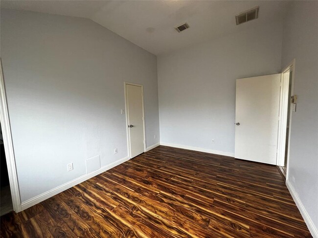Building Photo - 15303 Riverside Grove Dr