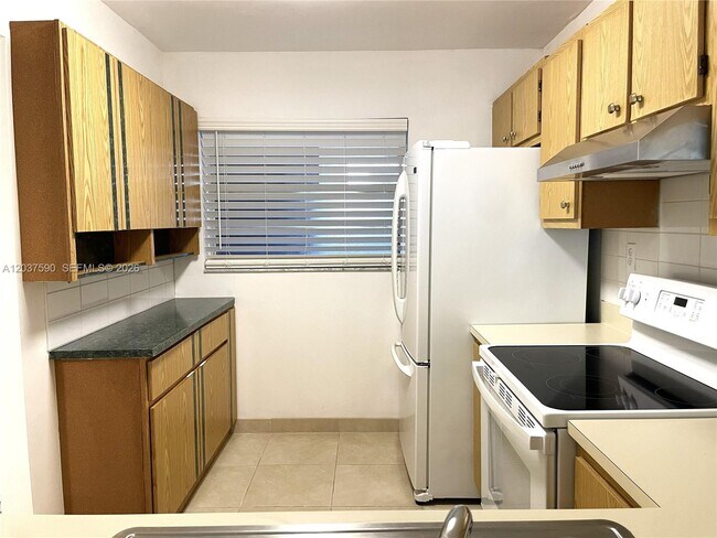 Building Photo - 9531 Seagrape Dr