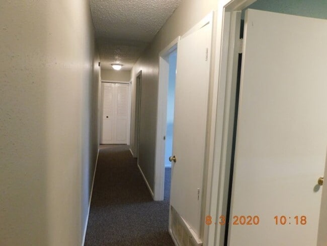 Building Photo - Spacious 4 bedroom 2 bath home in Camelot II