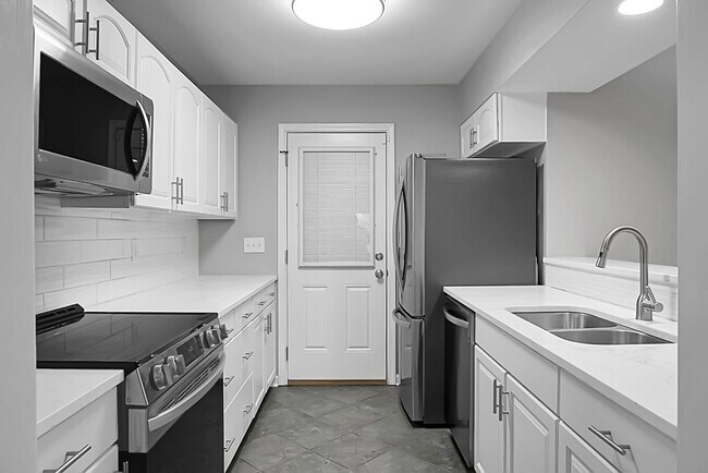 Building Photo - **$500 Off First Months Rent** Charming 3 Bedroom 2 bathroom ready for you to call home!