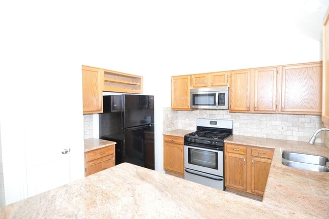 Building Photo - Freshly Painted! 1 Story with 3 bed/2bath....