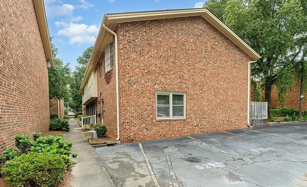 Building Photo - 627 W Front St