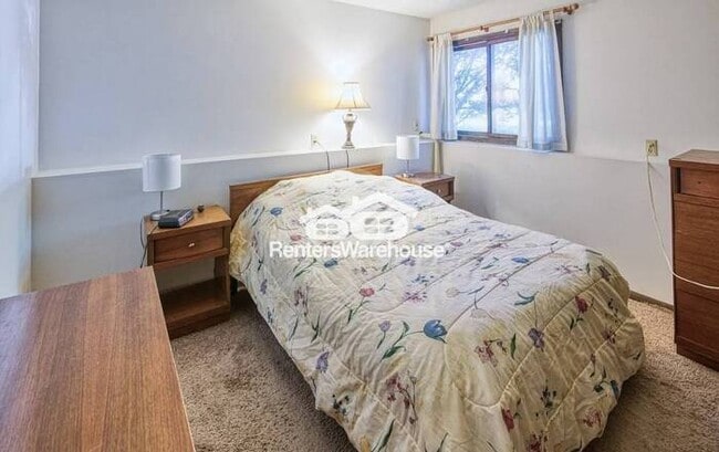 Building Photo - Available 12/1 - Cozy 2 Bed / 1 Bath Side ...