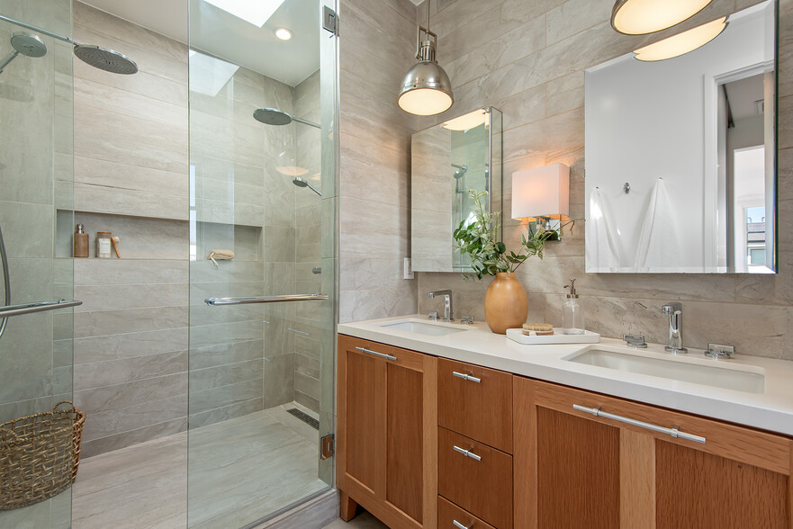 Primary Suite Bath - 846 Warren Ave