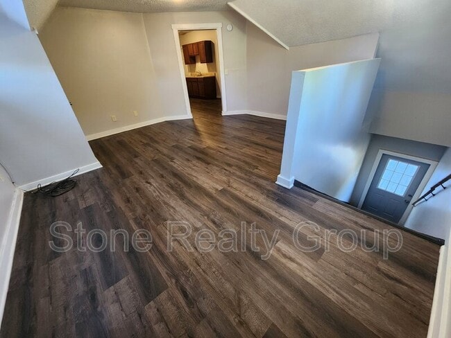 Building Photo - 610 S 5th St