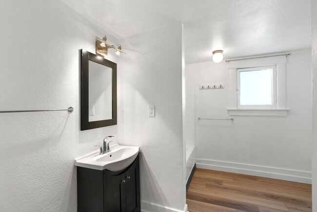 Building Photo - 331 Roberts St