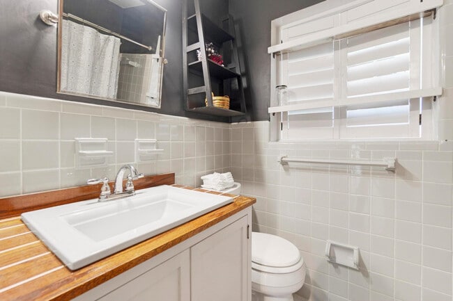 Building Photo - 2755 NE 28th Ave