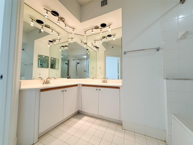 Building Photo - 3105 NE 184th St