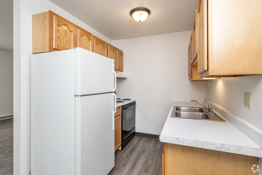 2BR, 1BA - 600SF - Kitchen - 912 10th Ave S