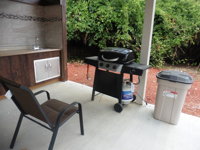 Gas barbecue grill - 5685 Chatford Dr