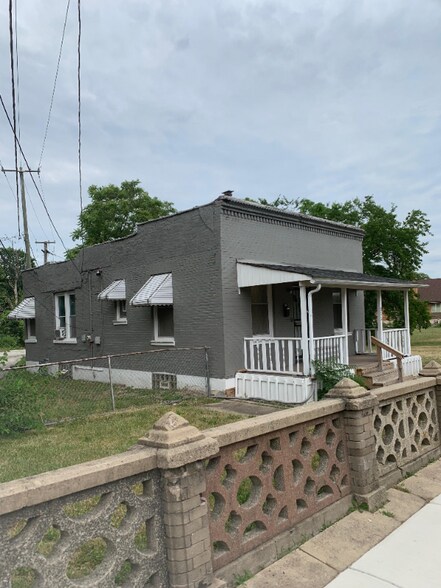 Building Photo - 223 E 15th St