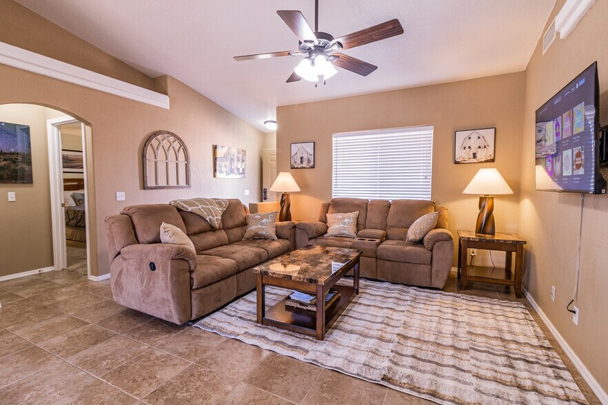 Living area w fan & light - 2950 Cisco Dr N