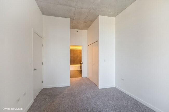 Building Photo - 235 W Van Buren St