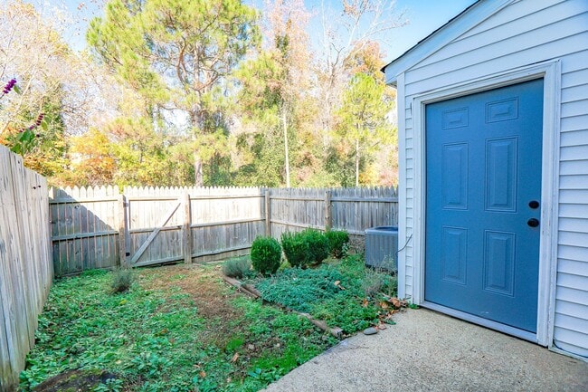 Building Photo - WILLIAMSBURG 2 Bedroom 1.5 Bath Townhome