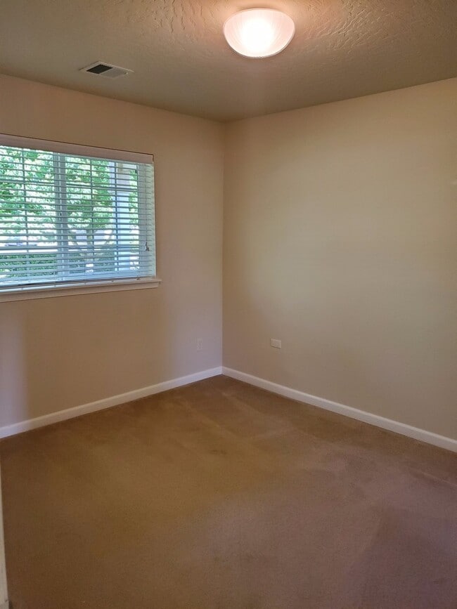 Building Photo - Lovely Townhome in North Gilham!