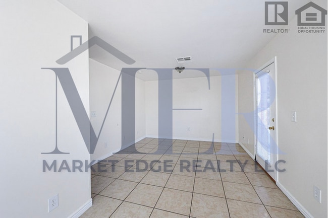 Building Photo - 3Bed/2.5Bath Townhouse at 24th St/Thomas! $399 MOVE-IN SPECIAL! Move-In ready on 3/12/2026!