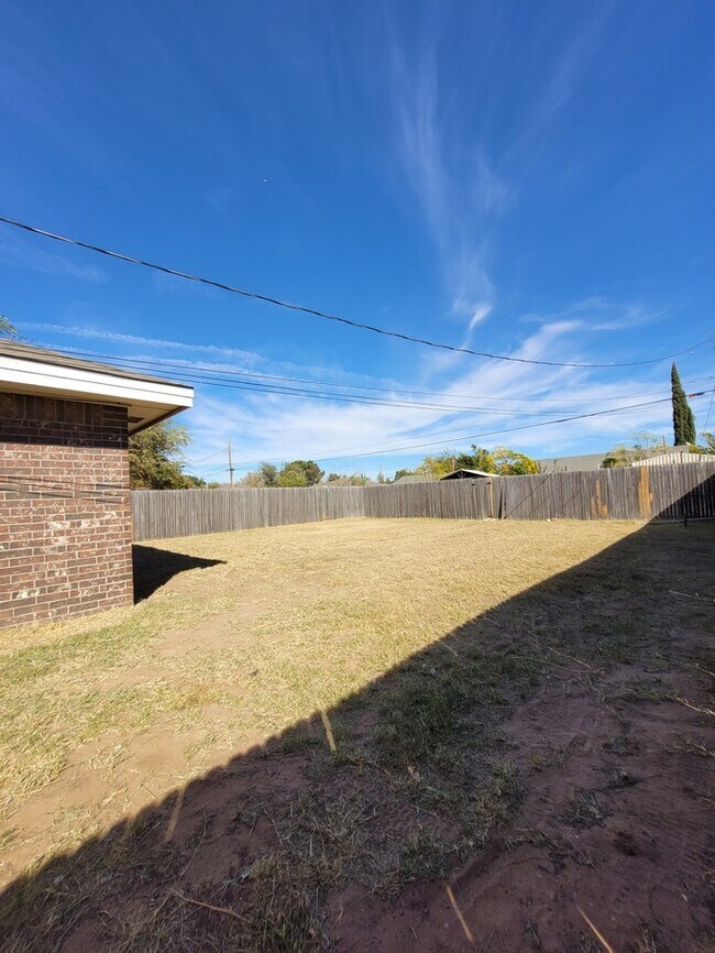 Building Photo - 3 bed 2 bath home, large backyard!