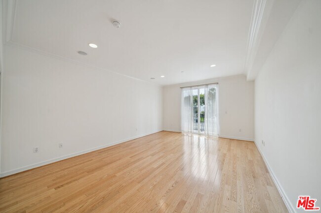 Building Photo - 1450 S Beverly Dr