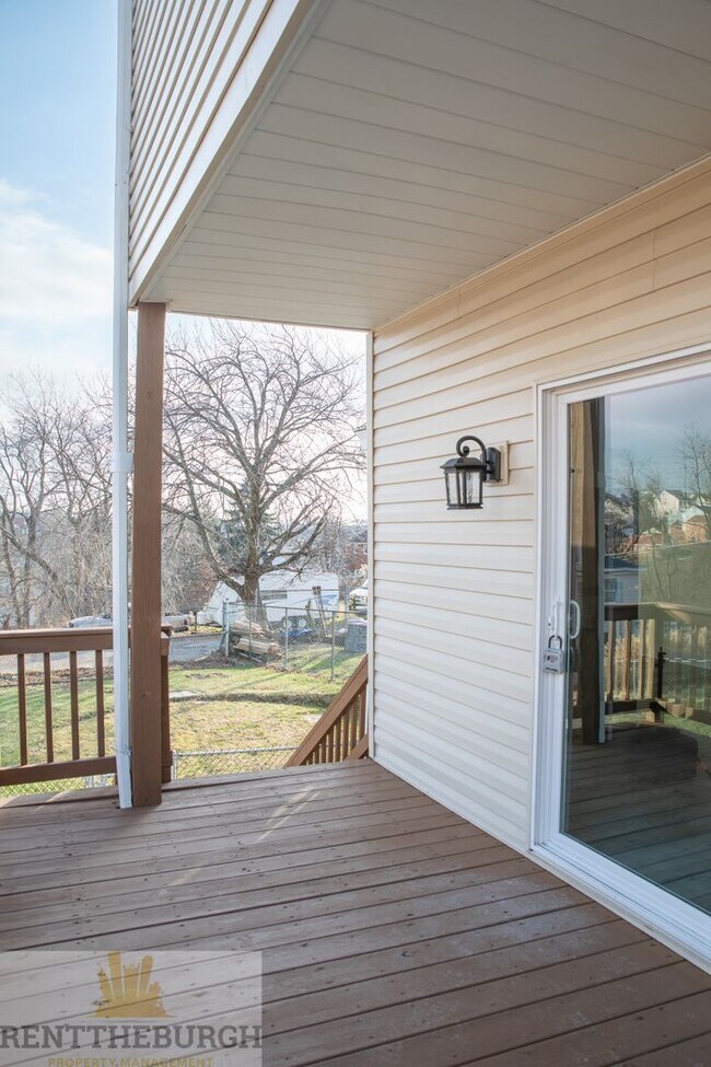 Building Photo - Updated 4BR House with 2 full baths and yard!