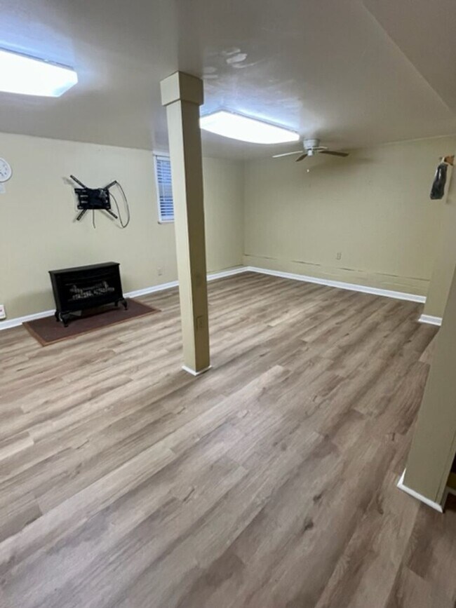 Building Photo - Black Mountain Rental