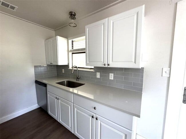 Building Photo - 1558 Lovers Ln