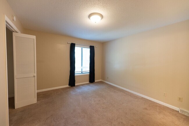 Building Photo - 185 Forest View Dr