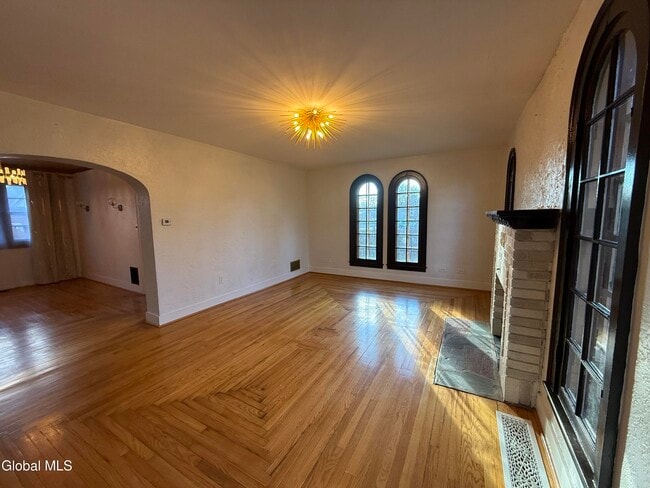 Building Photo - 152 E State St