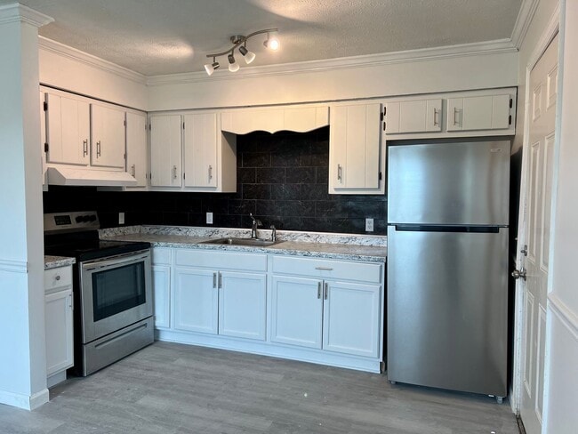 Building Photo - ***MOVE IN SPECIAL - $300 OFF FIRST MONTHS...