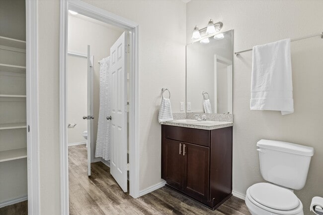 Building Photo - 627-627 E Fairway Lake Dr