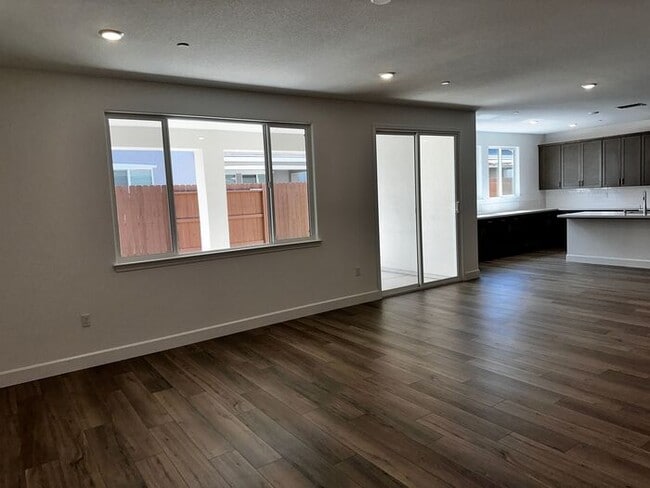 Building Photo - Beautiful 4 bedroom new home in Sierra wes...
