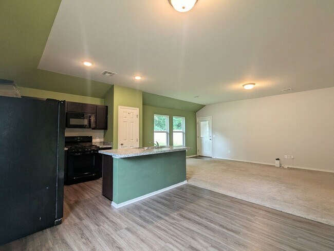 Building Photo - 3 Bed / 2 Bath Home in Noble Schools | Fenced Backyard + Storm Shelter
