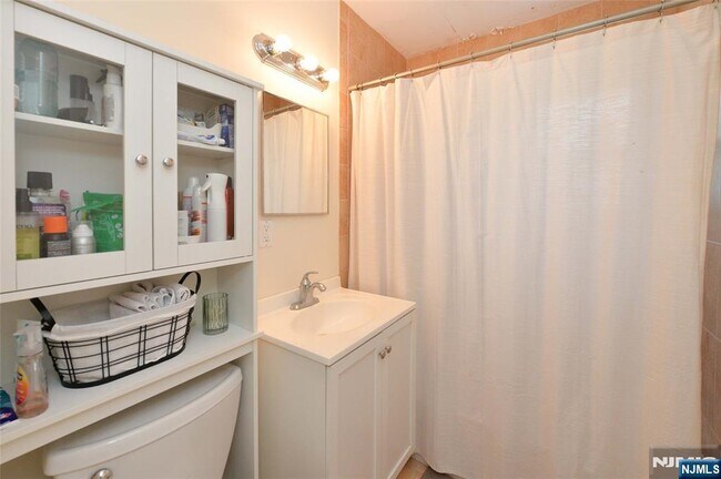 Building Photo - 128 Regency Park