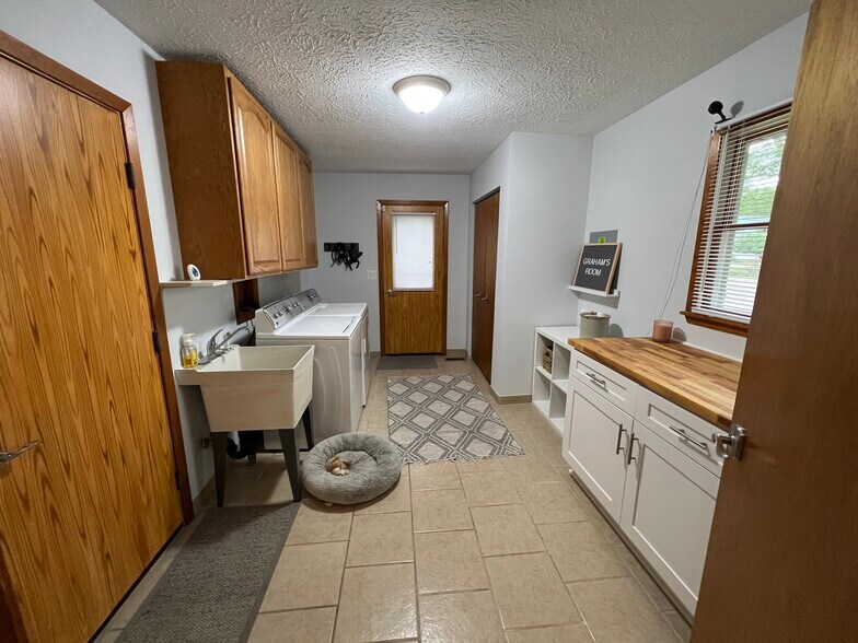 Laundry/Mudroom - 612 Acorn Pl